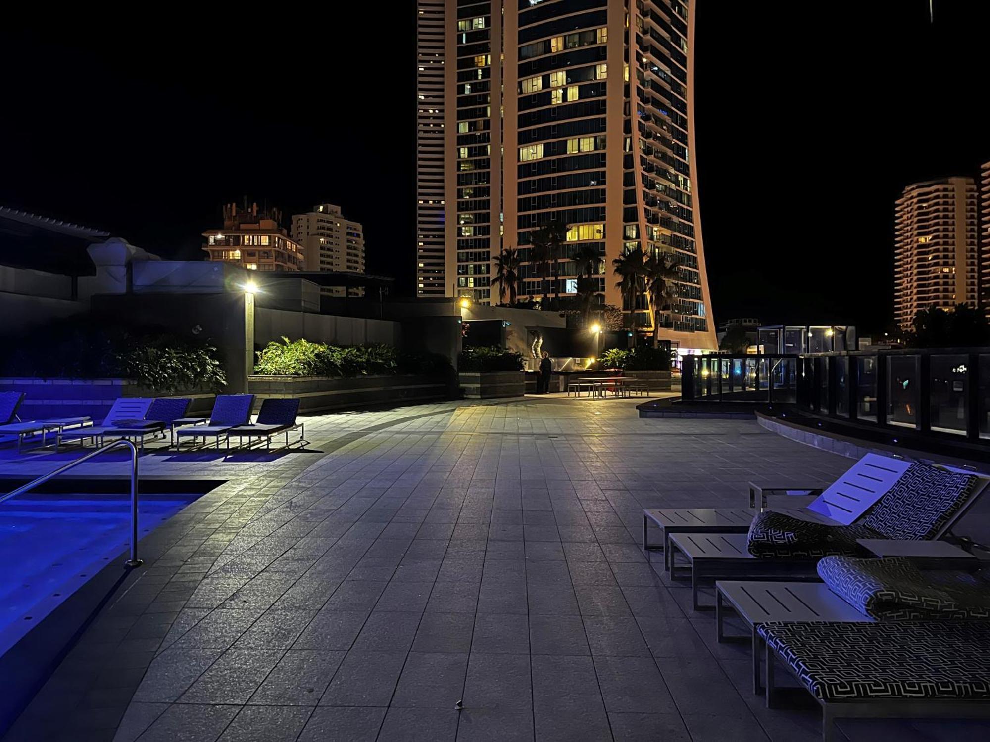 Circle On Cavil Holidays Gold Coast Esterno foto